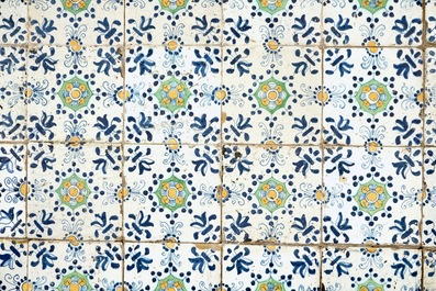 Een veld van 24 polychrome Delftse tegels met ornament decor, 17e eeuw